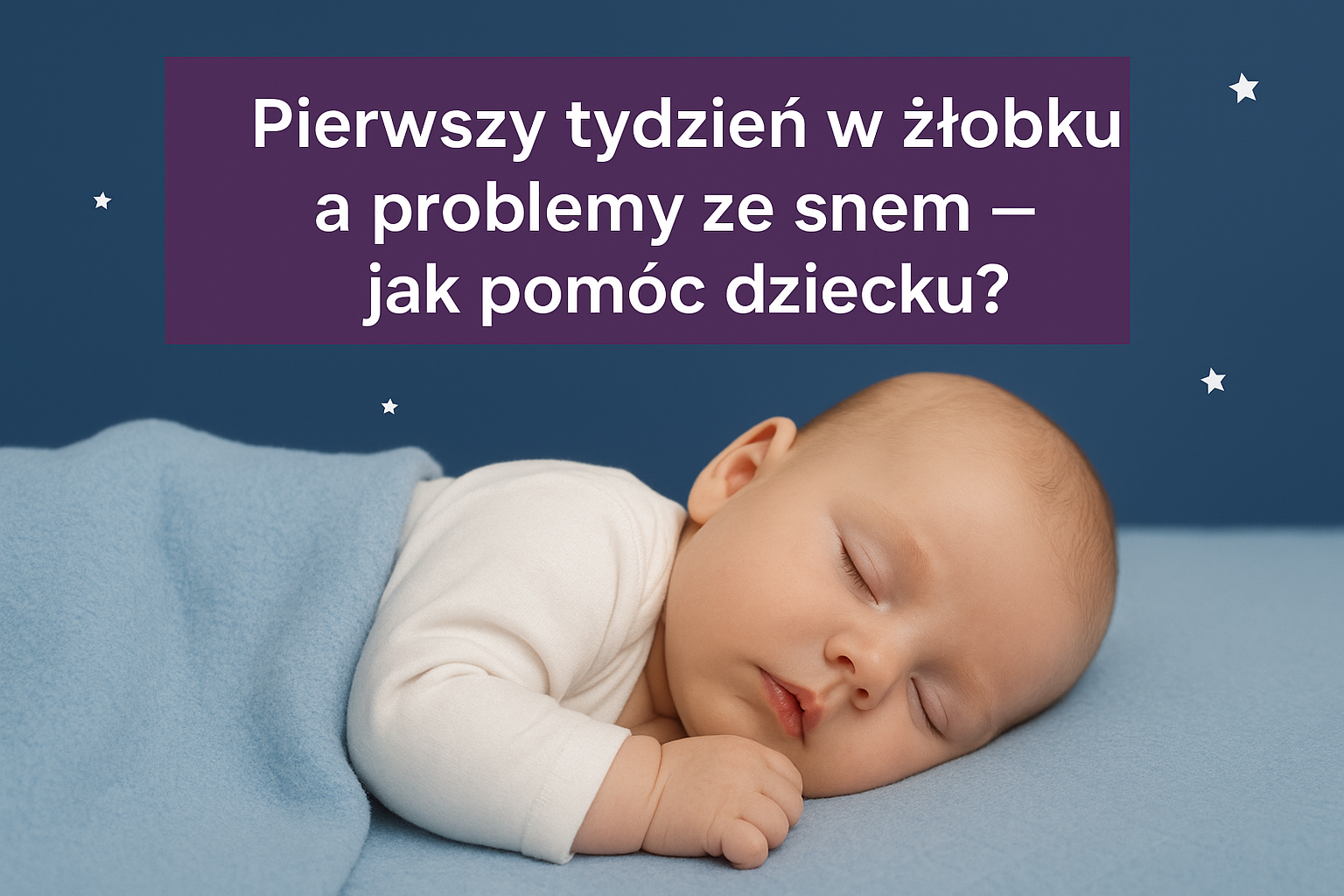 Śpiące niemowlę owinięte w niebieski kocyk – artykuł „Pierwszy tydzień w żłobku a problemy ze snem – jak pomóc dziecku?”